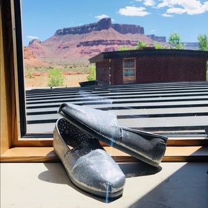 NWT 💕Toms silver glitter classic slip on shoe